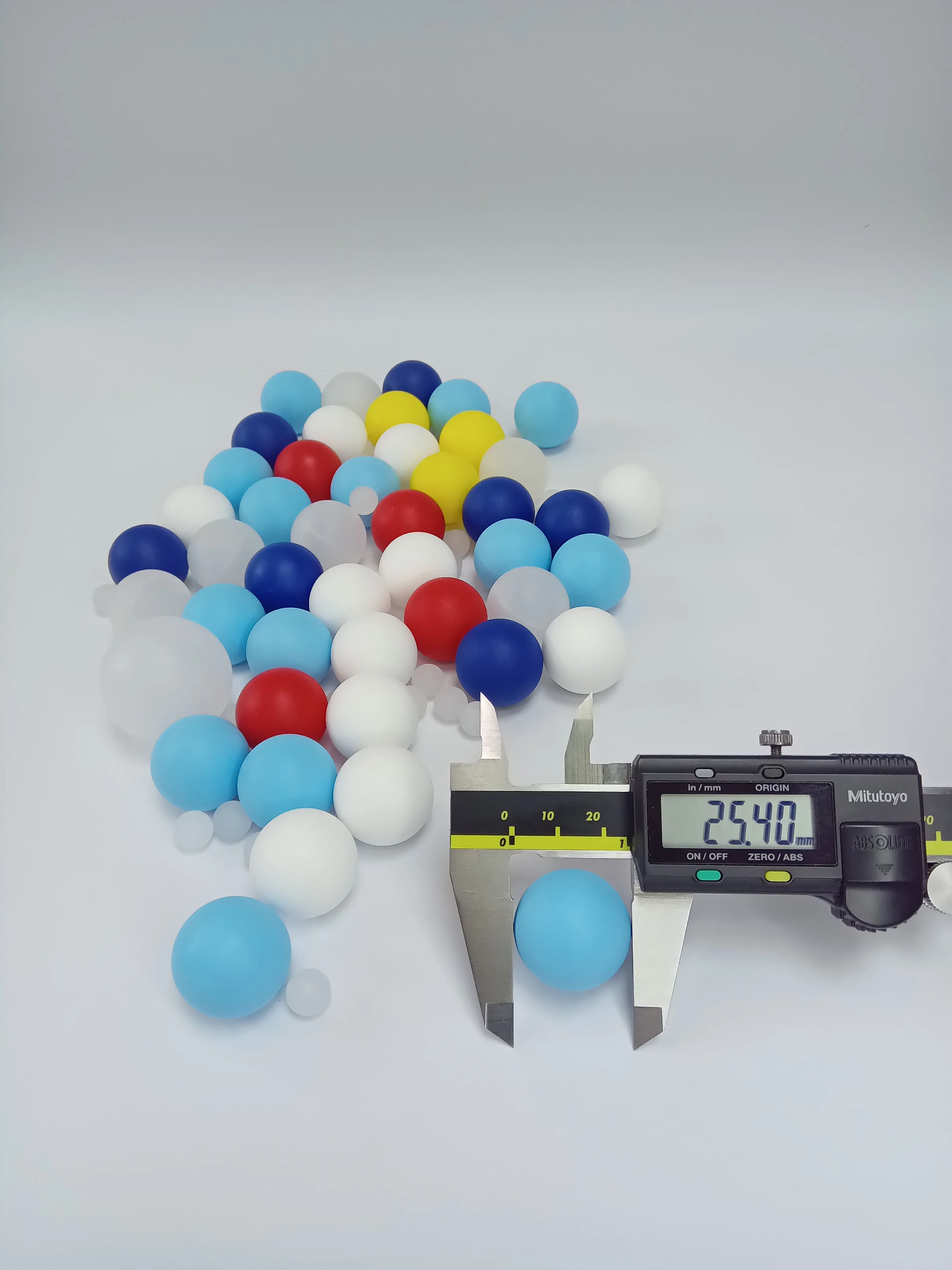 Bolilla plástica estándar de 25.40mm (1 pulgada) siendo medida con un calibrador digital para desodorante